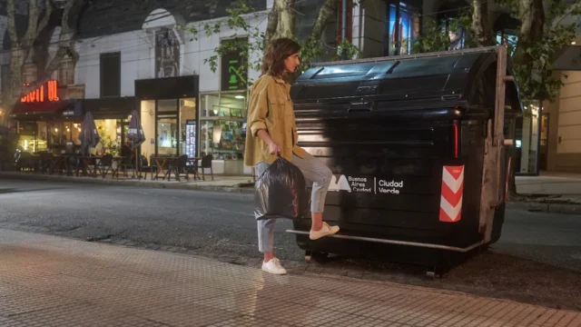 Multas de hasta ,3 millones en CABA por sacar la basura fuera del horario permitido: qué dice la ley