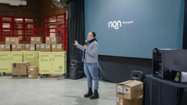 Más de 3.600 nuevos dispositivos tecnológicos para escuelas de Neuquén: dónde se entregaron