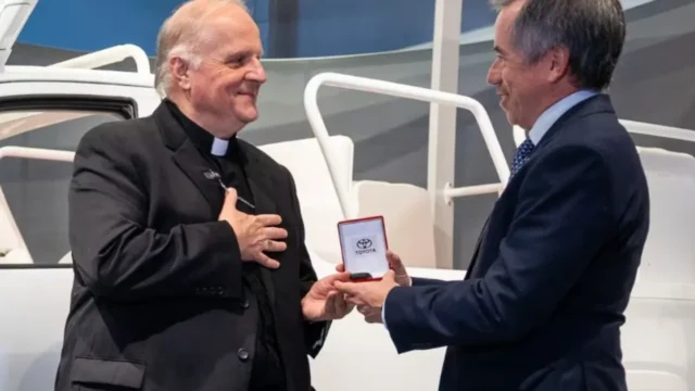 Presentaron el Papamóvil que usará León XIV en Argentina: qué camioneta se adaptó y quién estará a cargo de la custodia