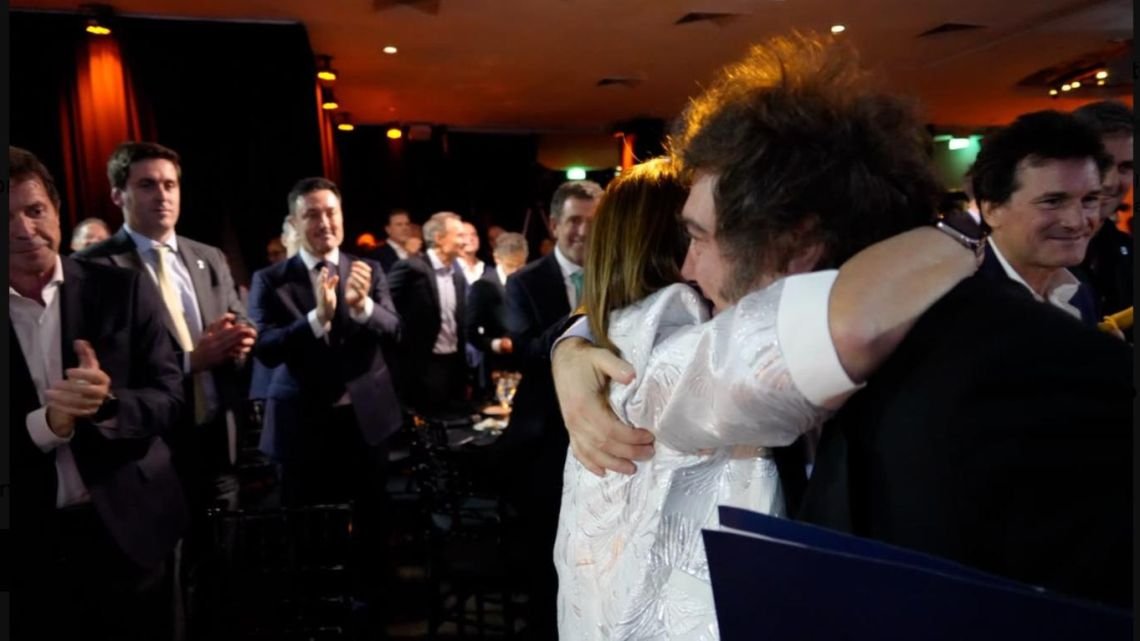 Patricia Bullrich se mostró abrazada a Javier Milei: «Noche de ideas y de libertad»