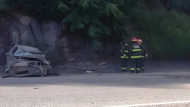 Impactante choque sobre la Ruta 40 entre un auto y un colectivo: un hombre resultó gravemente herido