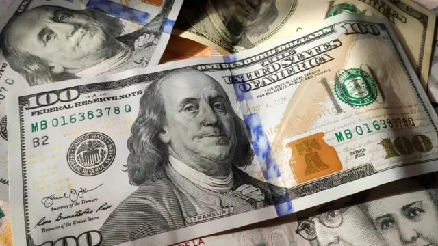 El dólar subió y cerró en un nuevo récord nominal este martes 28: qué pasa con las brechas cambiarias