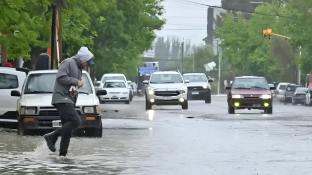 Alerta naranja por tormentas en casi todo Neuquén y Río Negro este viernes 23: los peores horarios