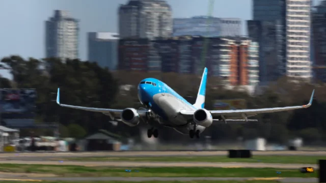 Llegaron al país un 15% más de turistas extranjeros en septiembre y cayeron los viajes de argentinos al exterior