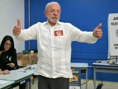Lula derrota a Flávio Bolsonaro en el balotaje y seguirá cuatro años más en el poder