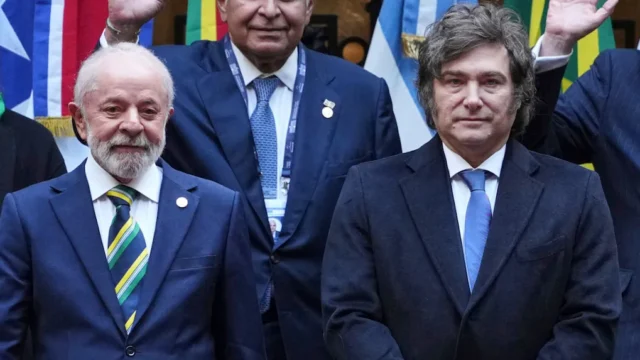 El Gobierno teme una nueva crisis diplomática con Brasil por la fuga de Flávio Bolsonaro a través de la Argentina