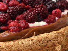 Cómo hacer una torta sin harinas, apta celíacos… de nuez, dulce de leche y frutos rojos