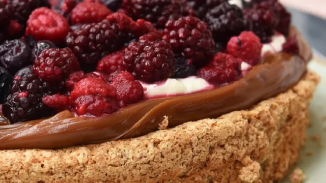 Cómo hacer una torta sin harinas, apta celíacos… de nuez, dulce de leche y frutos rojos