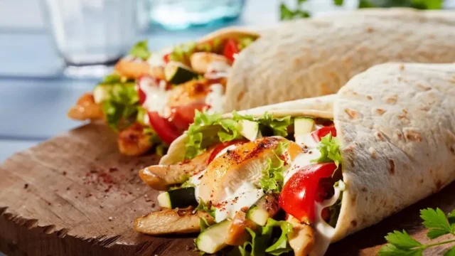 Cómo hacer unos wraps de pollo y verduras: una comida liviana que se resuelve en pocos minutos
