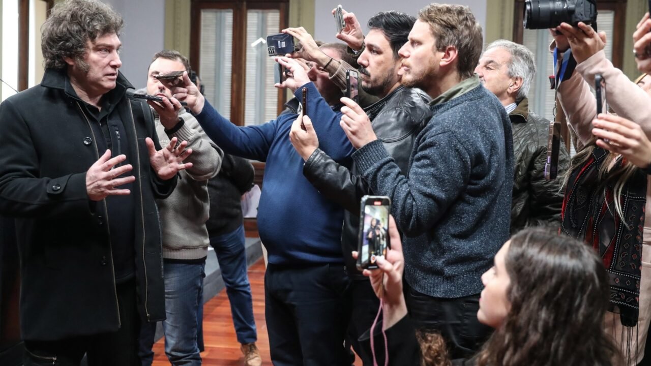 Se suman más repudios a los ataques de Milei a la prensa: «La violencia institucional afecta a la democracia»