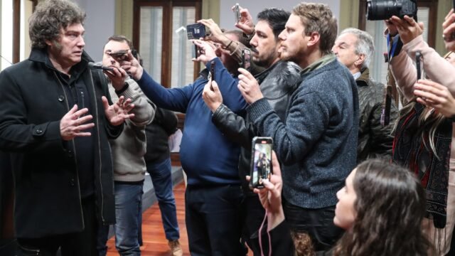 Se suman más repudios a los ataques de Milei a la prensa: «La violencia institucional afecta a la democracia»