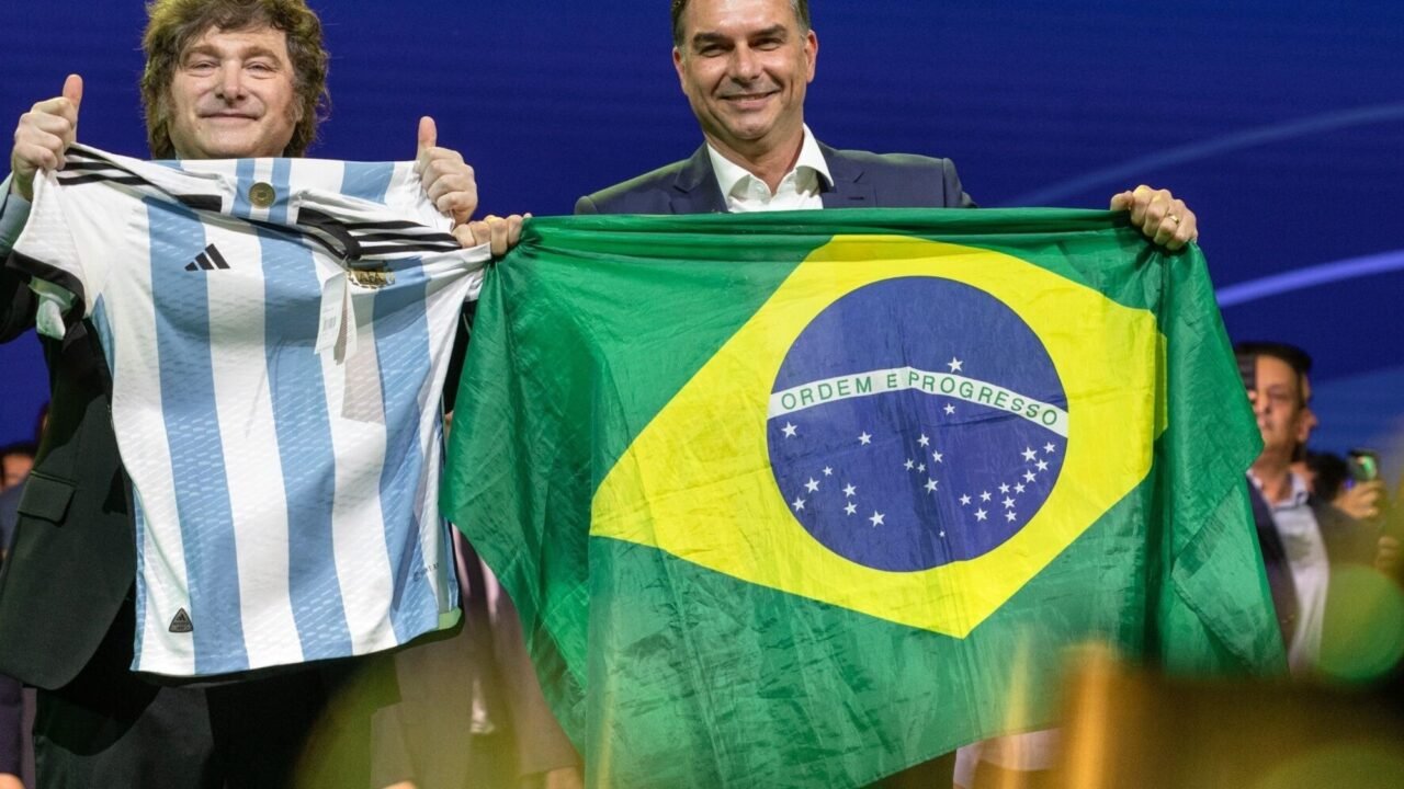 El Gobierno ajusta su relato sobre la victoria de Lula: Milei sigue en silencio, Santiago Caputo ataca a la prensa y casi todos hablan de «persecución» a Bolsonaro