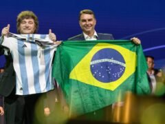 El Gobierno ajusta su relato sobre la victoria de Lula: Milei sigue en silencio, Santiago Caputo ataca a la prensa y casi todos hablan de «persecución» a Bolsonaro